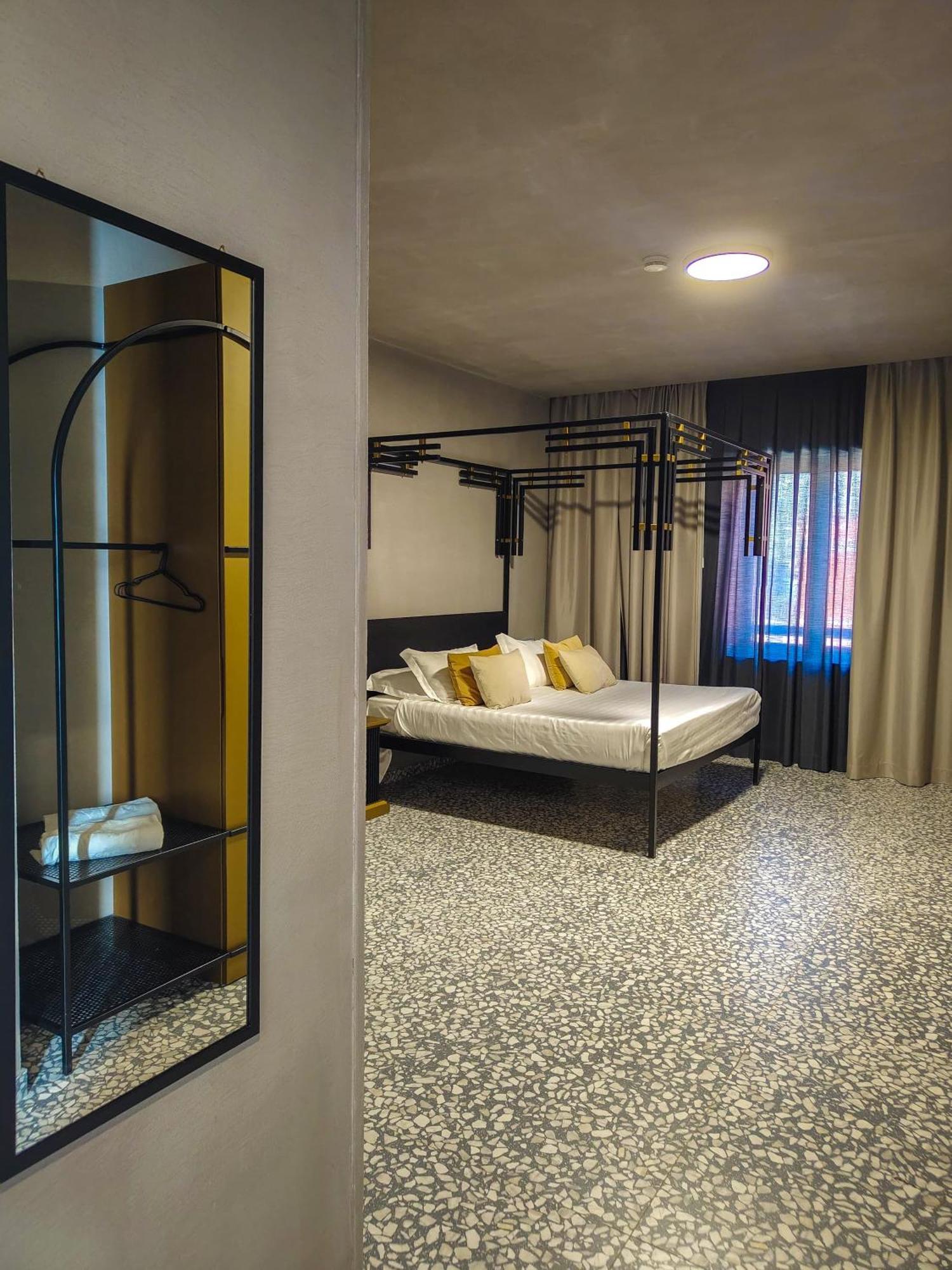 Deluxe Double Room Bath,1548727954:JPEG